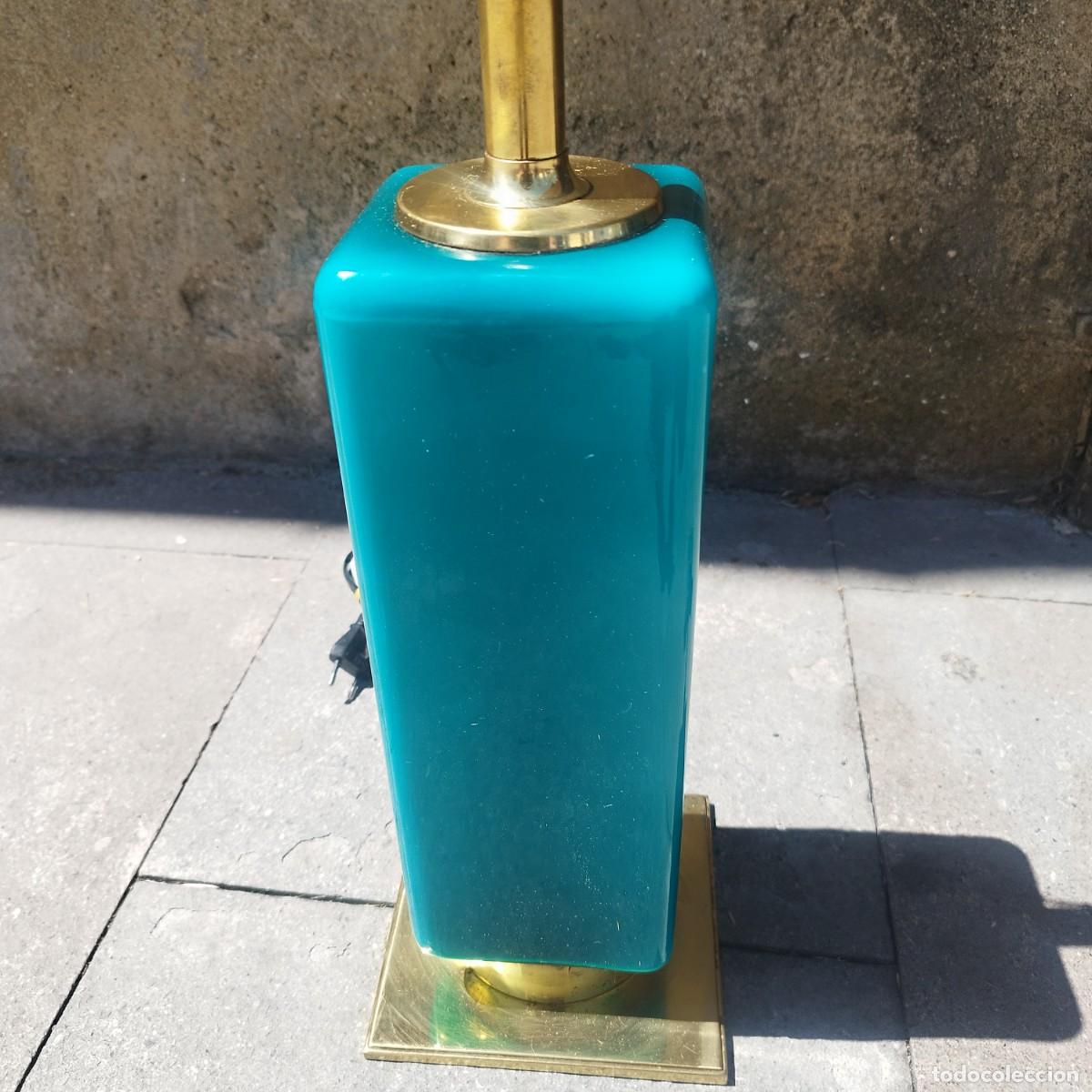 Oggetti Antichi: LAMPARA DISE&Ntilde;O VINTAGE MARCA METALARTE - PARA SOBREMESA - CRISTAL COLOR AZUL VERDE -