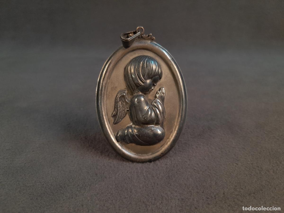 Antig&uuml;edades: J-4425. MEDALLA-COLGANTE OVALADA EN PLATA DE LEY CON RELIEVE DE &Aacute;NGEL ORANDO. SIGLO XX.