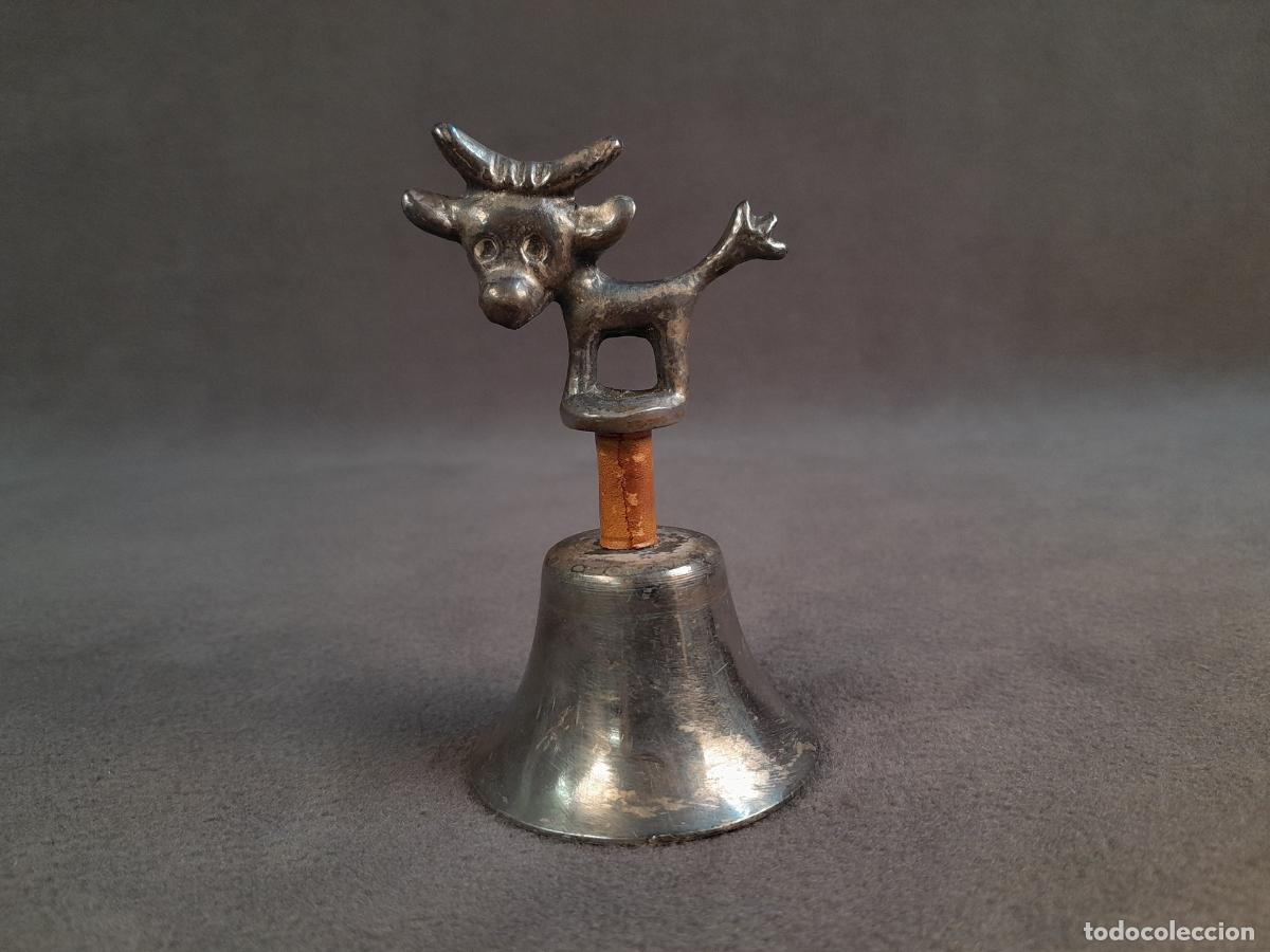 Oggetti Antichi: CAMPANILLA DE MESA DE PLATA CON REMATE DE FIGURA AL ESTILO DE WALTER BOSSE. SIGLO XX.