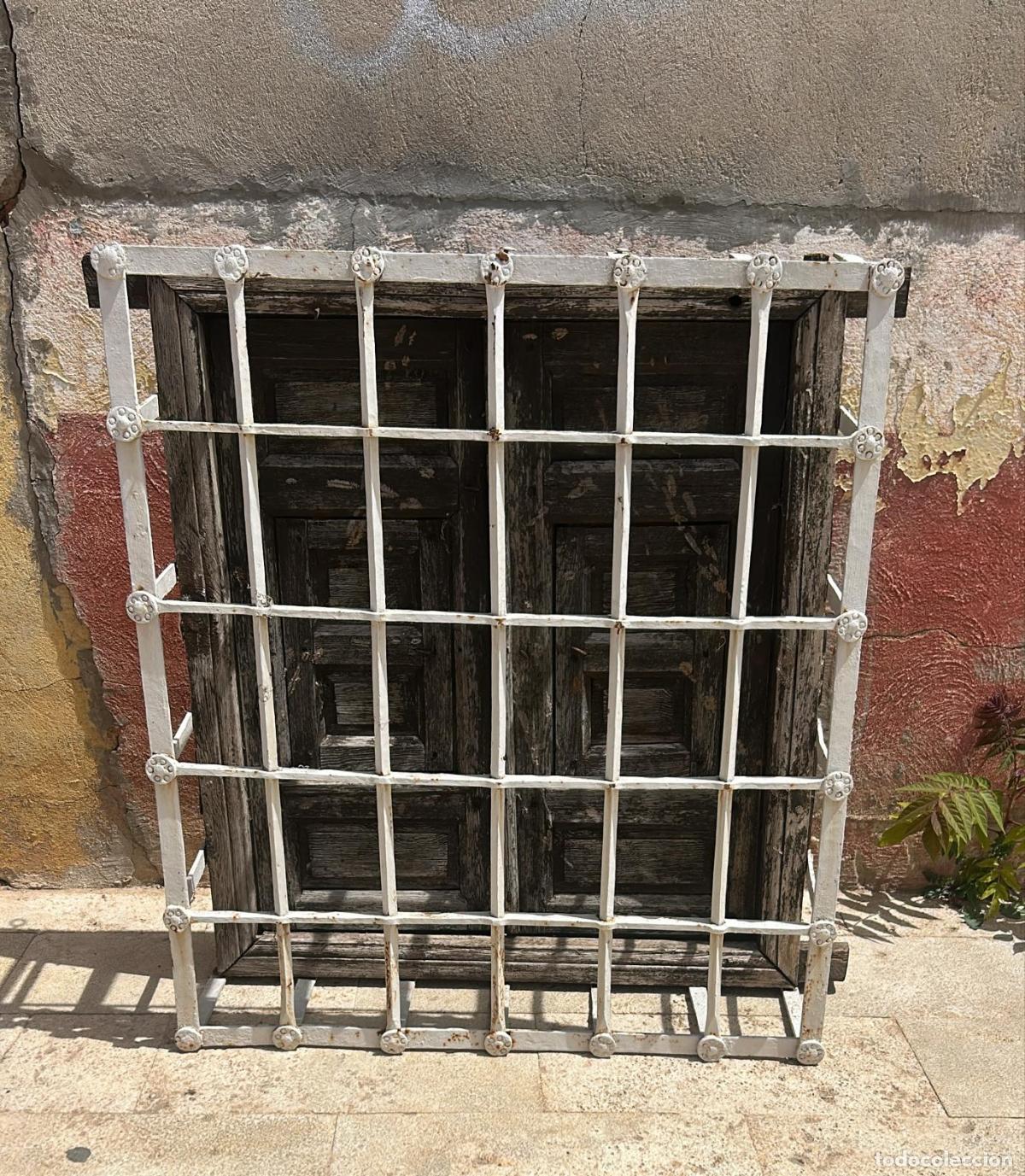 Antig&uuml;edades: Ventana castellana con reja de forja art&iacute;stica y cuarterones - Siglo XIX