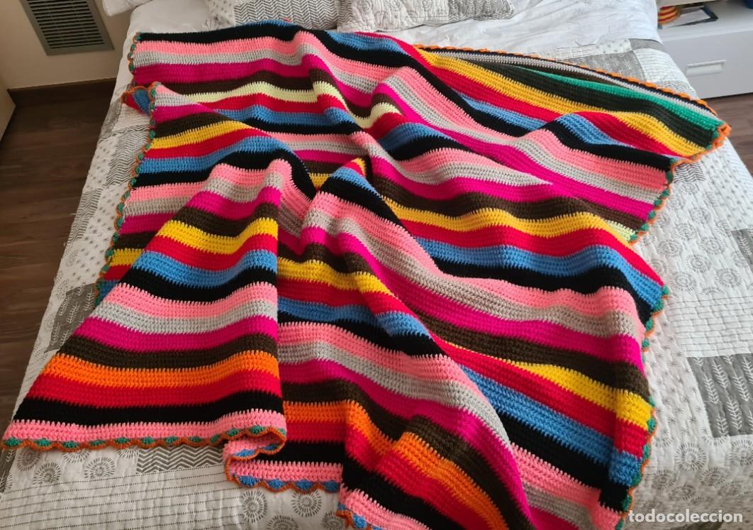 Antig&uuml;edades: Manta artesanal de patchwork o crochet en lana 165 x 143