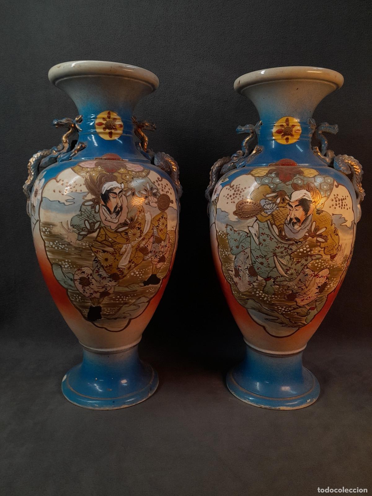 Antiguidades: PAREJA DE JARRONES MONUMENTALES DE PORCELANA ESMALTADA SATSUMA CON ASAS DE DRAGONES. PRINCIPIOS S.XX