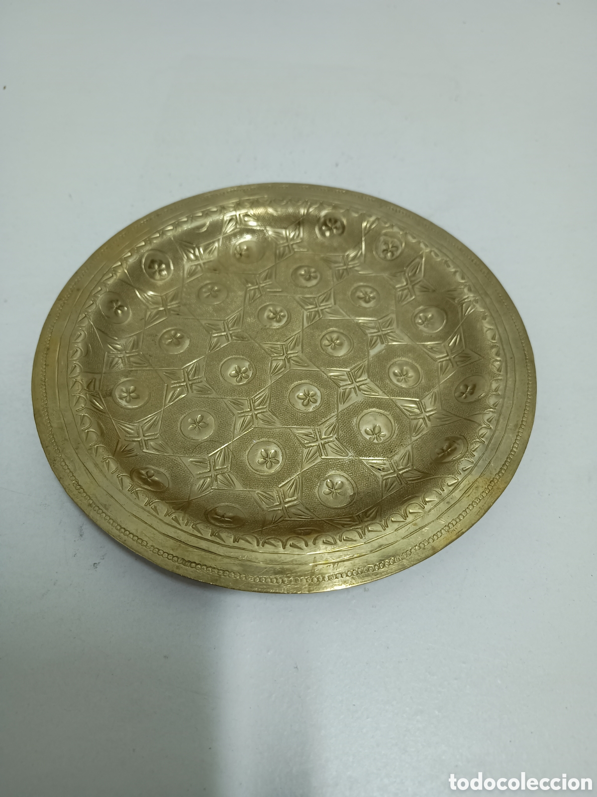 Antiquit&eacute;s: BANDEJA DE LAT&Oacute;N REPUJADO CON DECORACI&Oacute;N GEOM&Eacute;TRICA - SELLADA - 15cm
