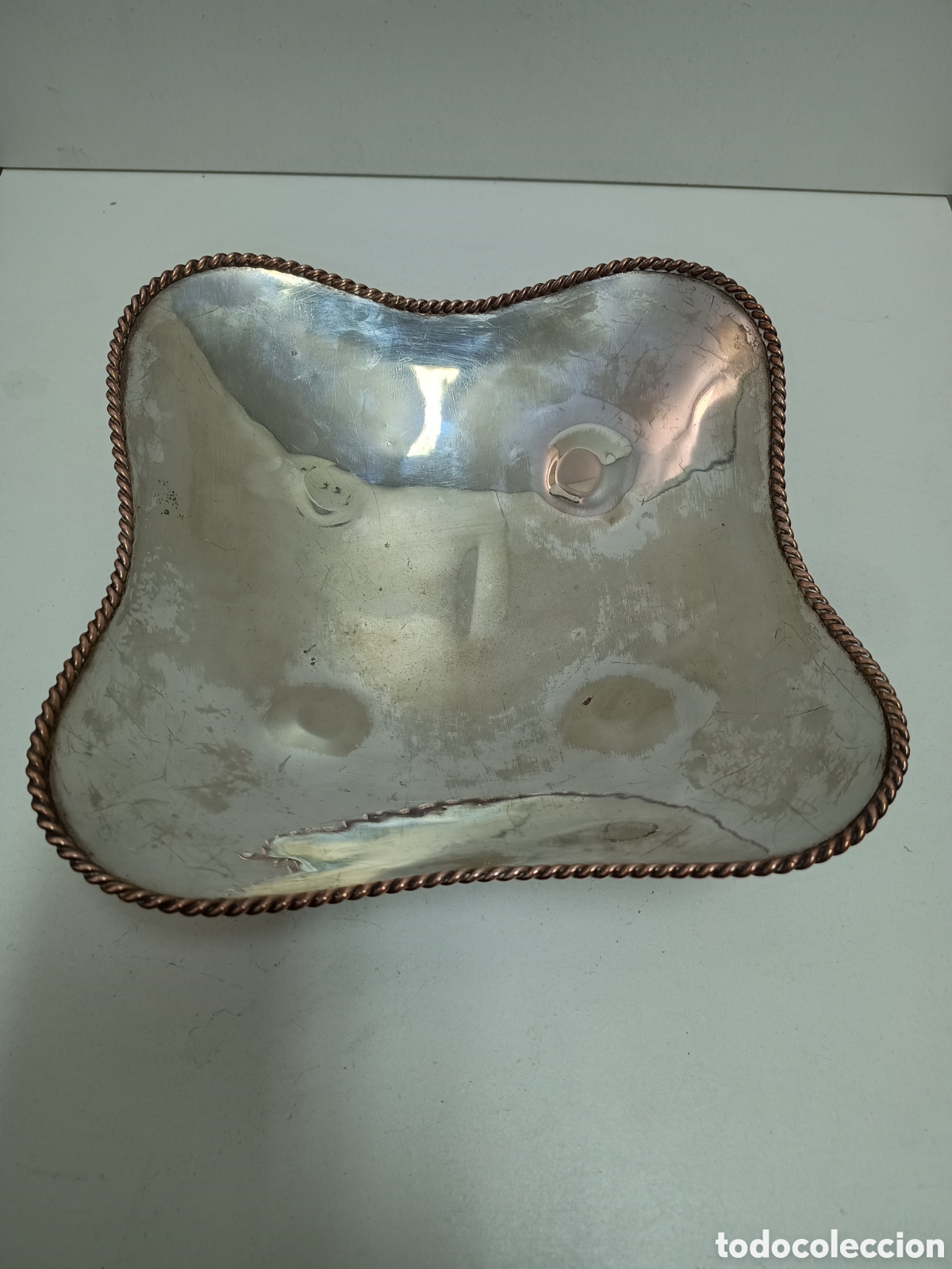 Antiquit&auml;ten: CENTRO DE MESA DE METAL PLATEADO CON CORDON DE COBRE EXTERIOR