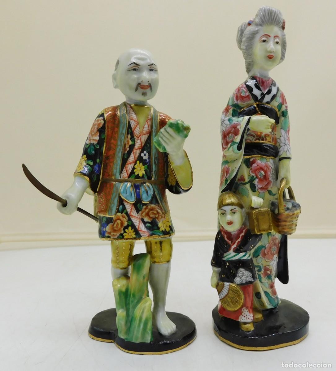 Antiques: PAREJA DE PERSONAJES JAPONESES EN PORCELANA ESMALTADA, VIDRIADA Y DORADA