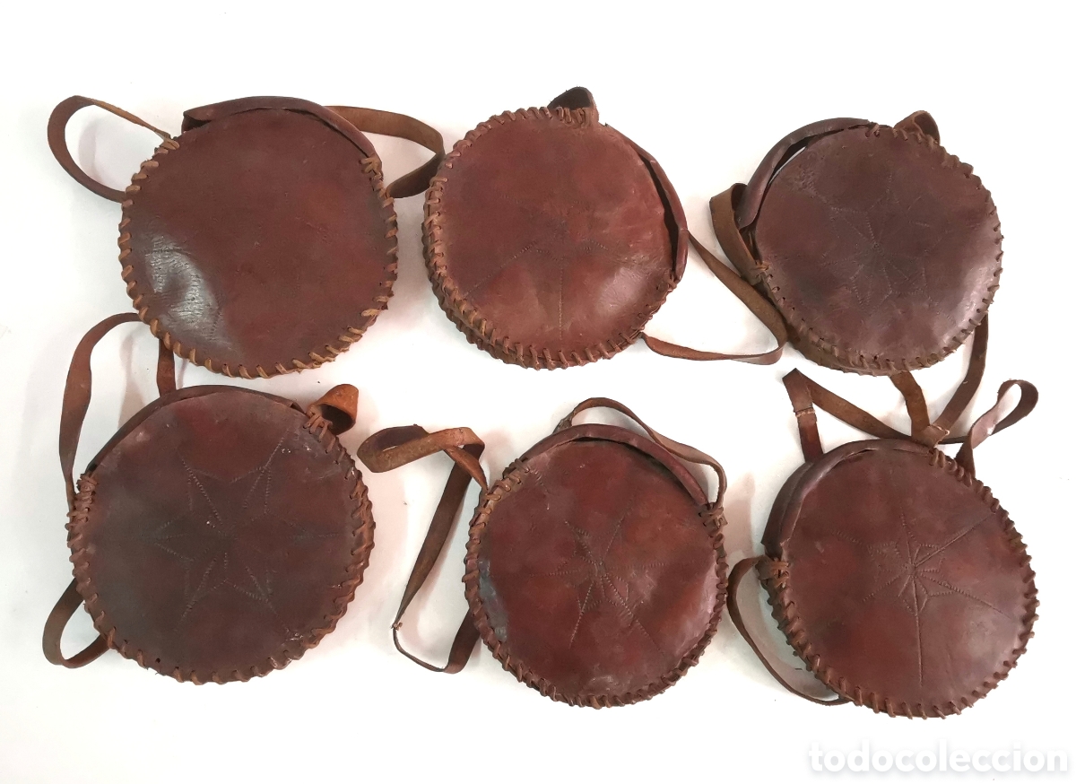 Antiquit&auml;ten: LOTE DE BOLSOS DE PIEL MARR&Oacute;N CON COSTURAS DECORATIVAS ESTILO MEDIEVAL