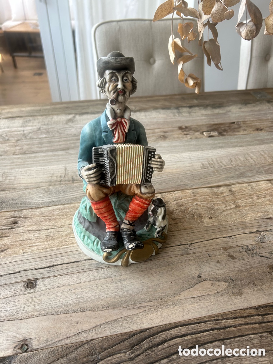 Antig&uuml;edades: Figura de Porcelana Vintage - M&uacute;sico con Acorde&oacute;n y Perro (Sello AR. CE.