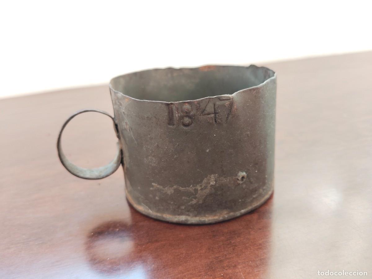 Antiguidades: Antiguo cazo de hojalata con el a&ntilde;o grabado. 1847.