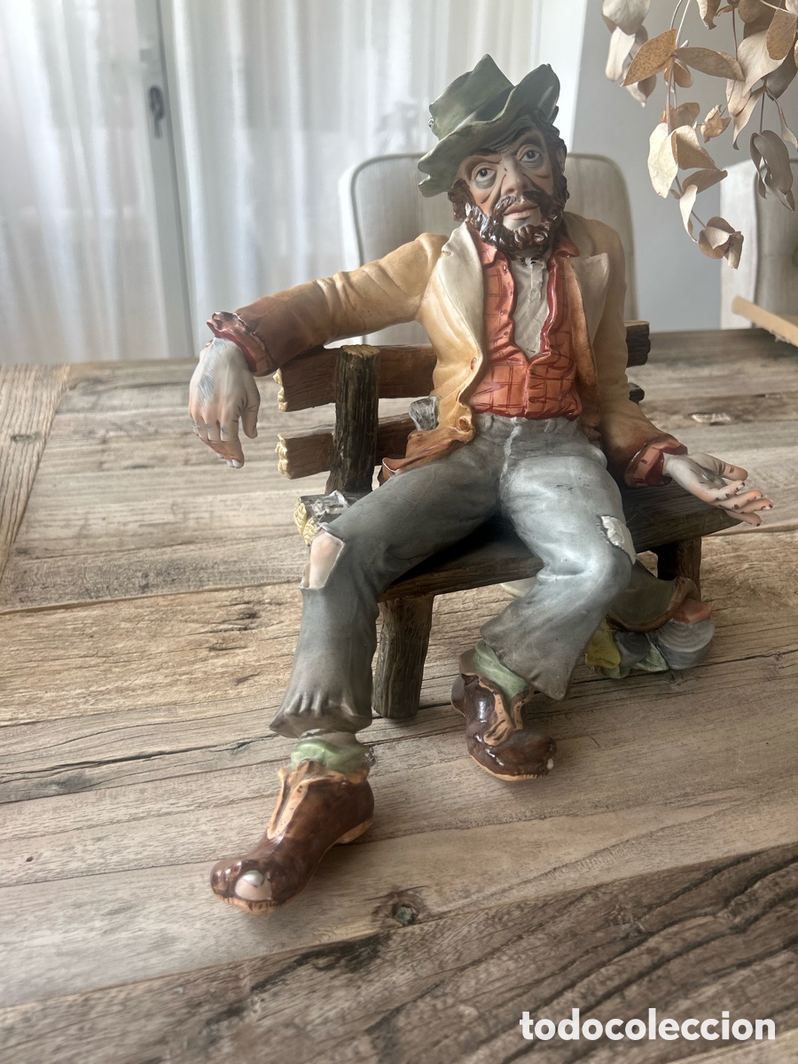 Antig&uuml;edades: Gran Figura de Porcelana Capodimonte - Vagabundo en el Banco (26x30x20 cm)