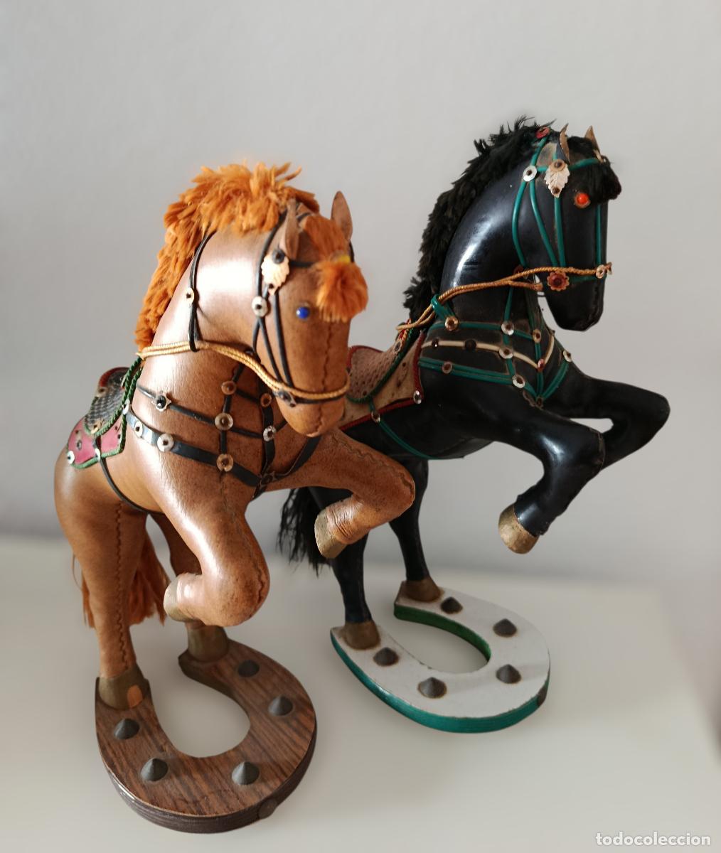 Antig&uuml;edades: Pareja de caballos decorativos artesanales estilo ecuestre con base herradura &ndash; Vintage siglo XX