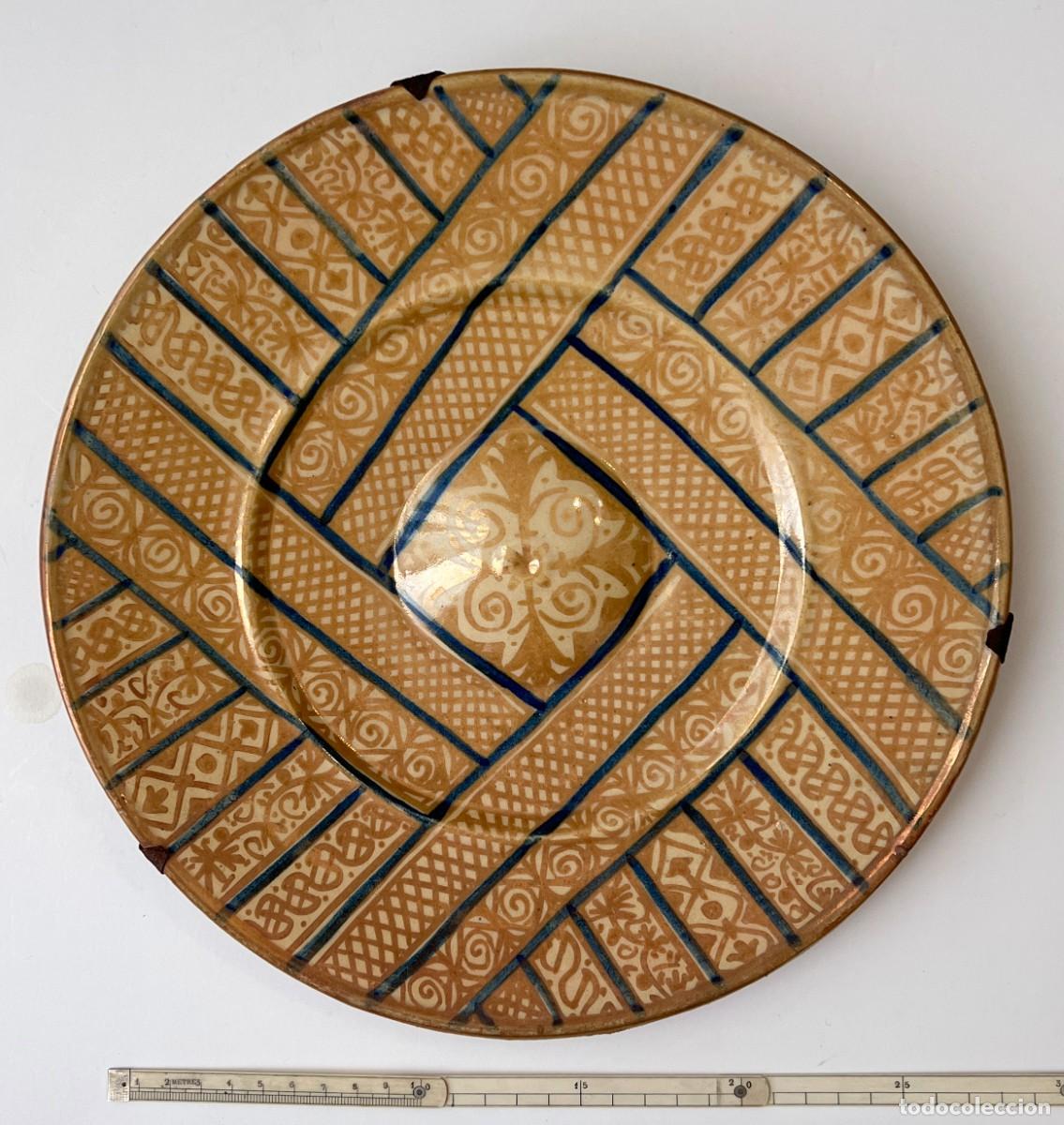 Antig&uuml;edades: Plato de Manises reflejos dorados con mamel&oacute;n. SXIX-XX