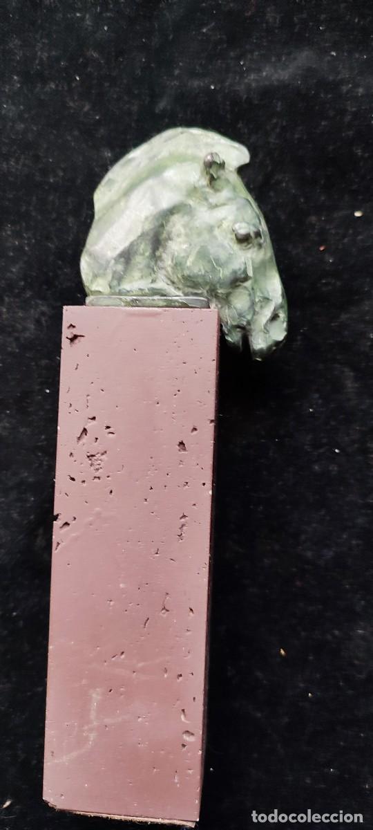 Antig&uuml;edades: Escultura en bronce de una cabeza de caballo romano con su peana de m&aacute;rmol travertino