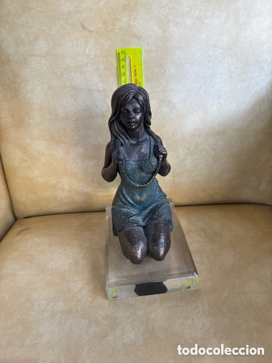 Antiguidades: Escultura mujer leyendo Miguel Senserrich