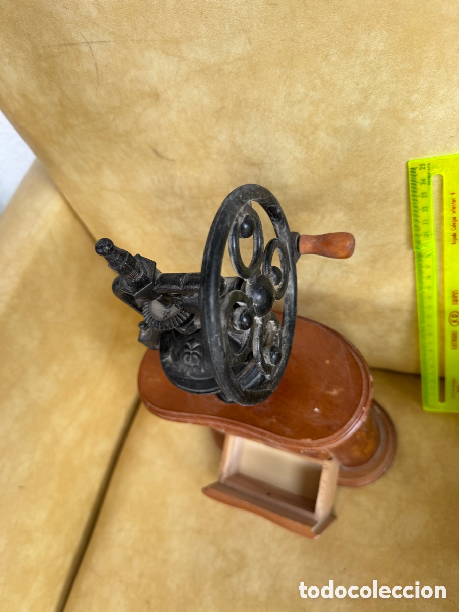 Antig&uuml;edades: MOLINILLO DE CAFE CON RUEDA - Foto 3