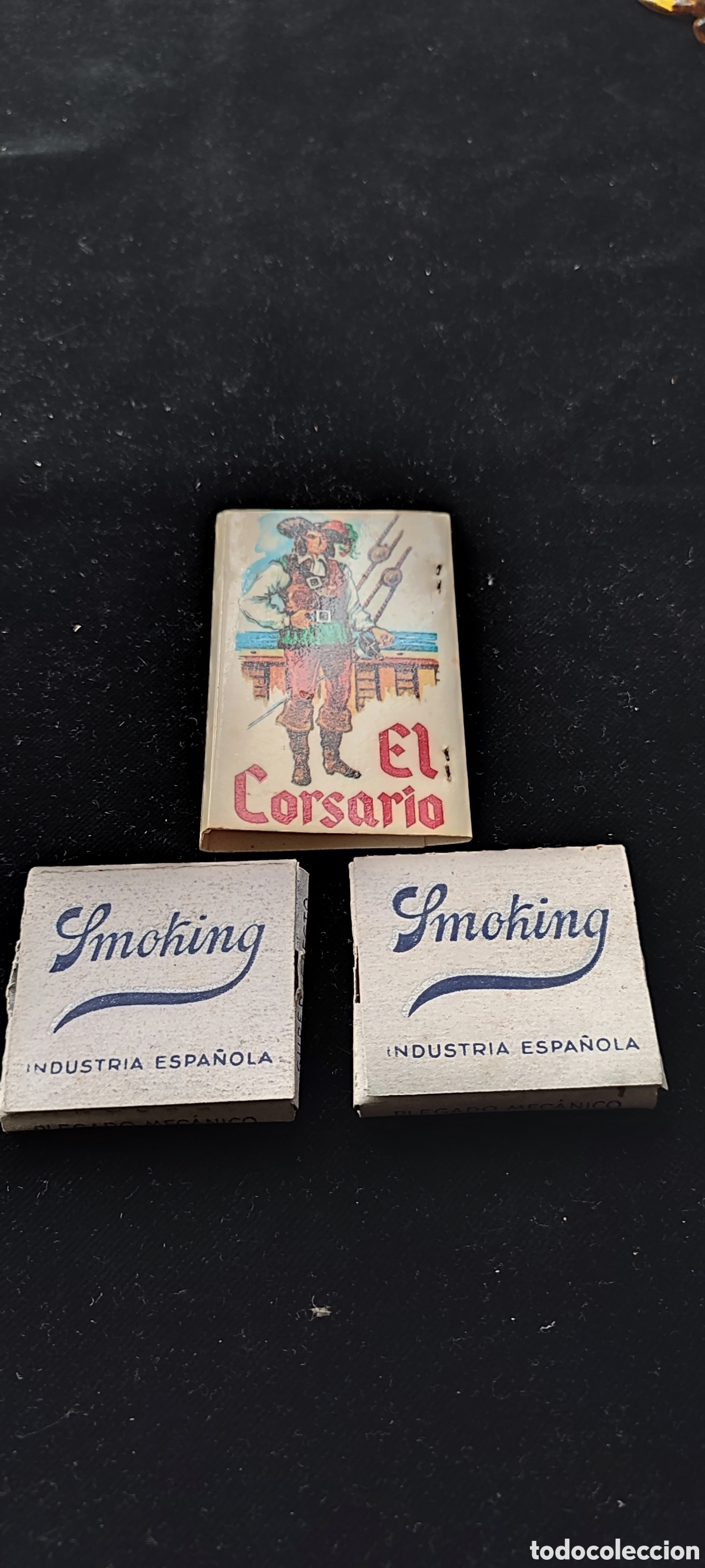 Antig&uuml;edades: Lote dos paquetes de papel de hilo Smoking y caja de cerillas El Corsario