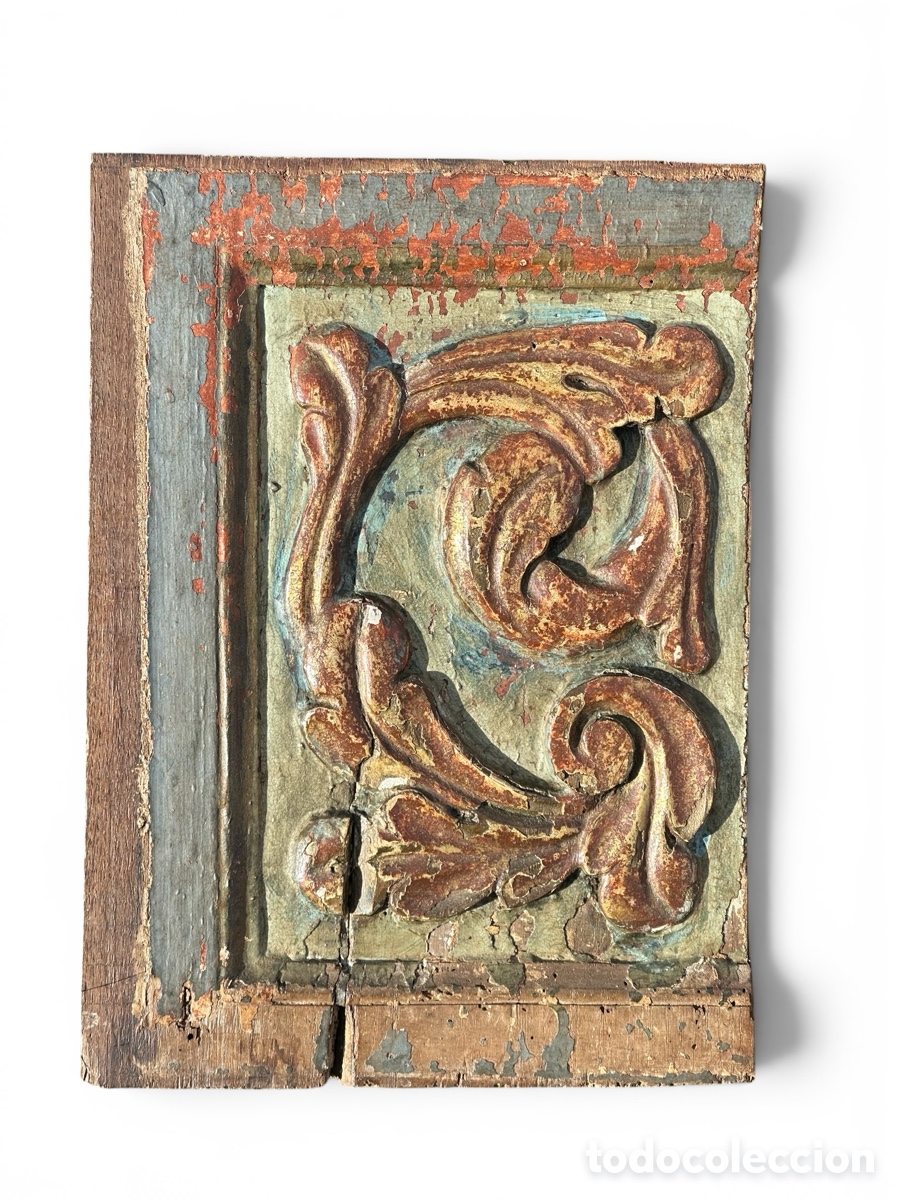 Antig&uuml;edades: Panel o friso de retablo barroco, madera policromada y dorada, s.XVII-XVIII. Roleos volutas altar.