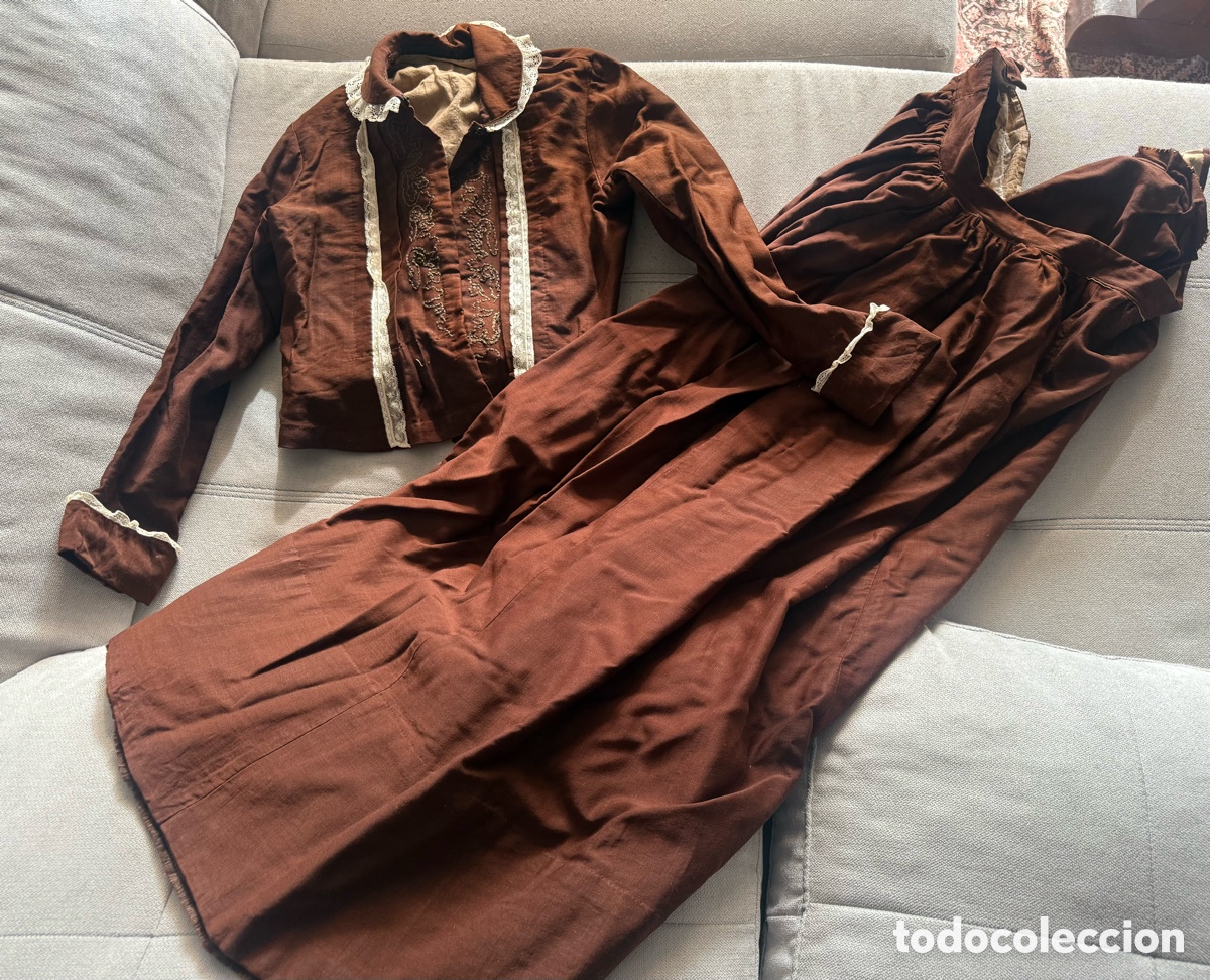Antig&uuml;edades: Traje marr&oacute;n labradora, jotera, corpi&ntilde;o y falda. Adulto