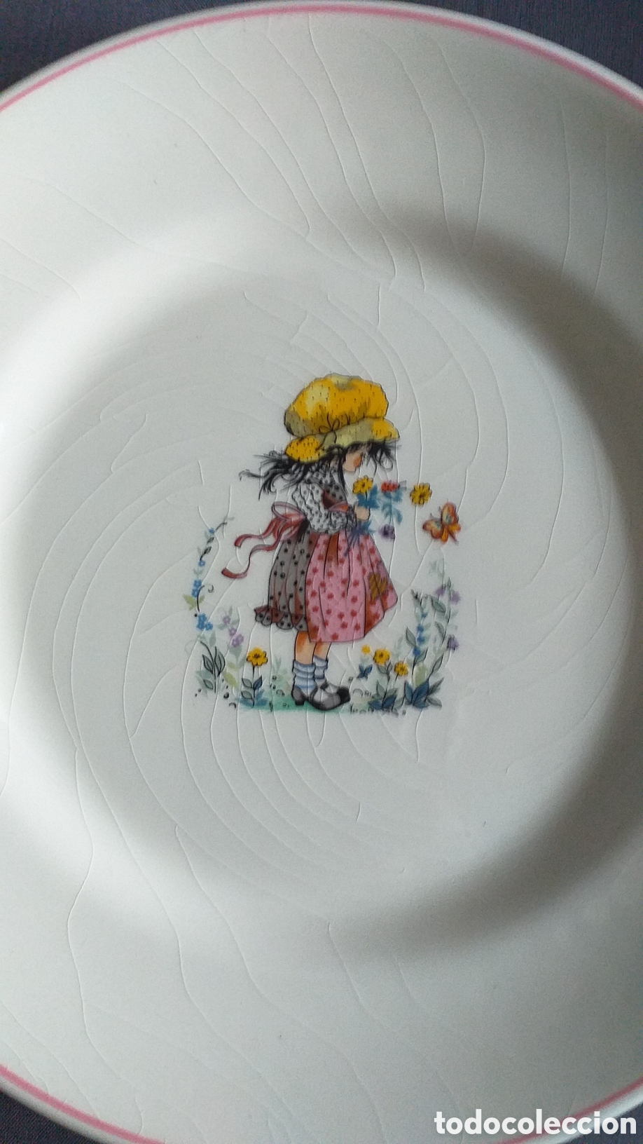 Oggetti Antichi: Antiguo plato de la REAL F&Aacute;BRICA DE LOZA DE SACAV&Eacute;N, made in Portugal. Con sello. Ni&ntilde;a con flores.