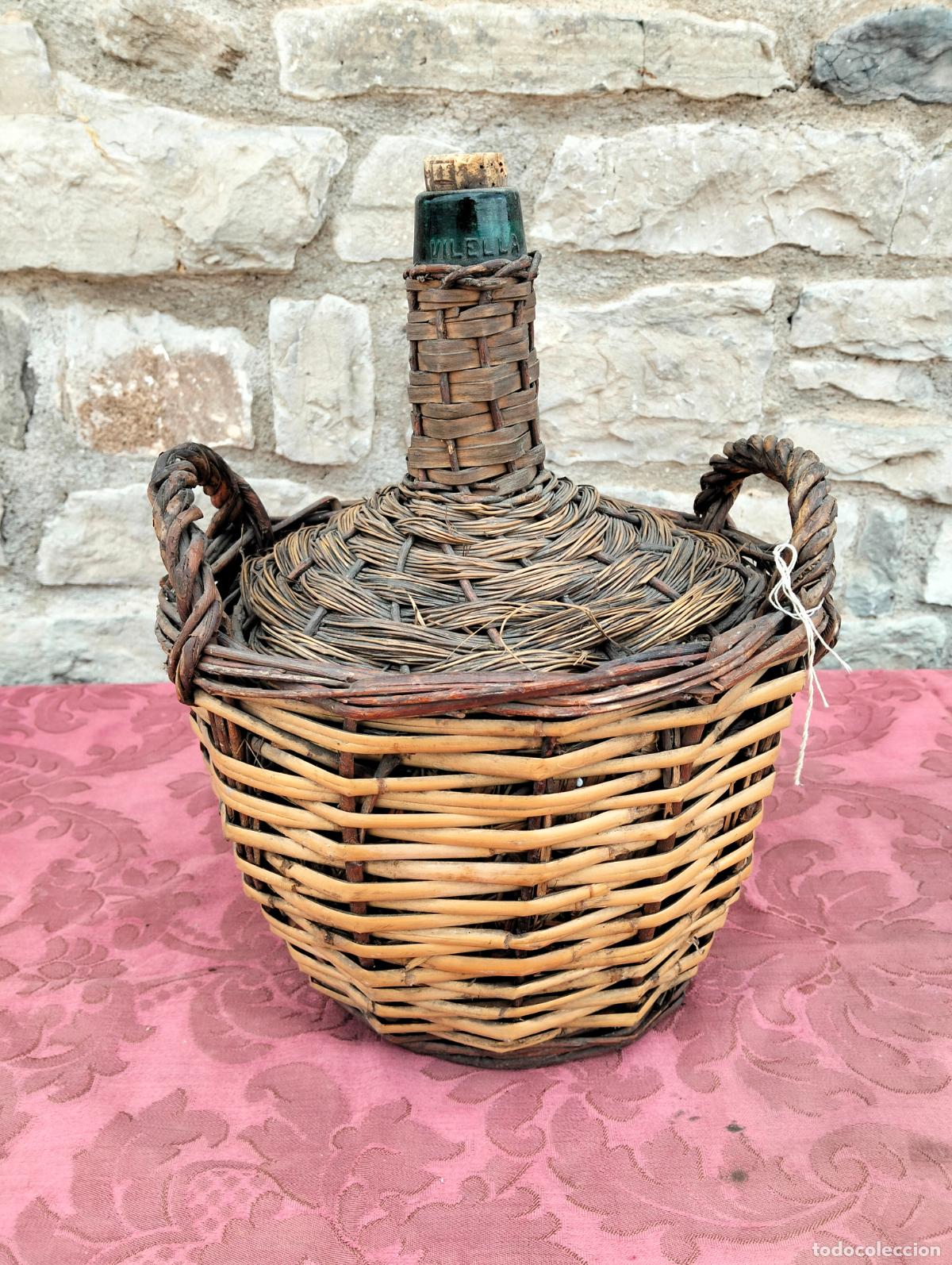 Antiquit&auml;ten: Garrafa dama Juana antigua de cristal verde con cesta de mimbre y asas de los a&ntilde;os 40-50