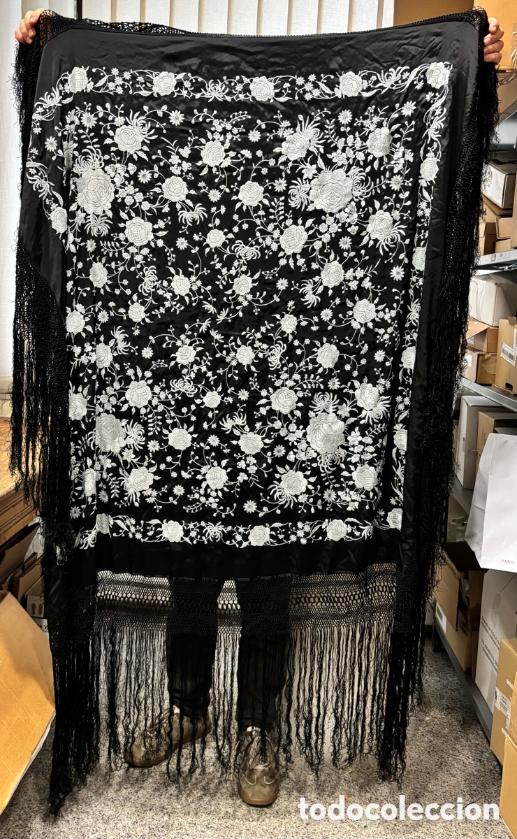Antiquit&auml;ten: MANT&Oacute;N DE MANILA DE SEDA, NEGRO Y GRIS CON BORDADOS FLORALES - 1,60 X 1,50 CM