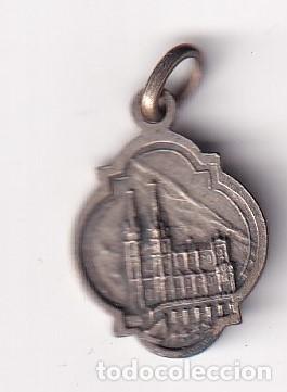 Antiques: Preciosa medalla de la Virgen de Covadonga en una cara y en la otra el Santuario. 2 cm