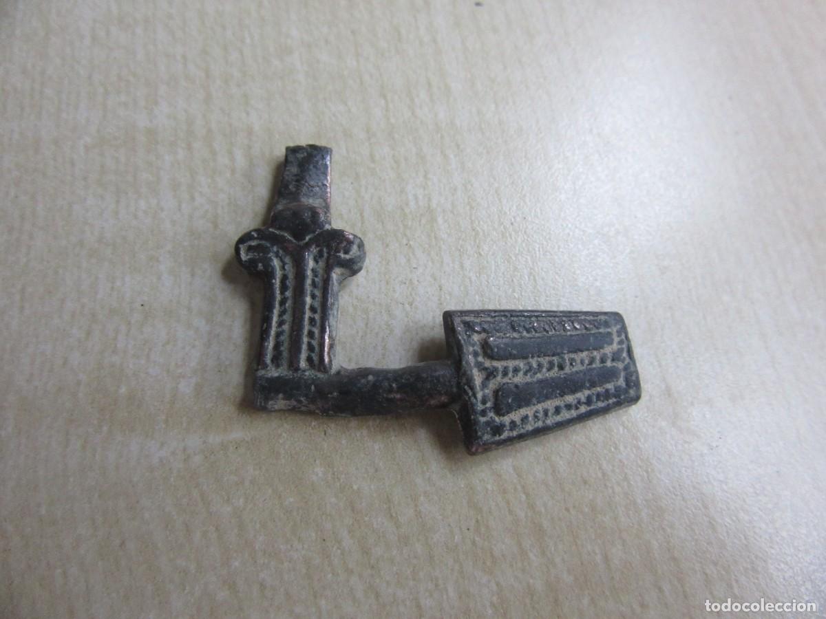 Antig&uuml;edades: Parte de pasador de bronce &eacute;poca romana o medieval Medidas 3,5 x 2,8 cm