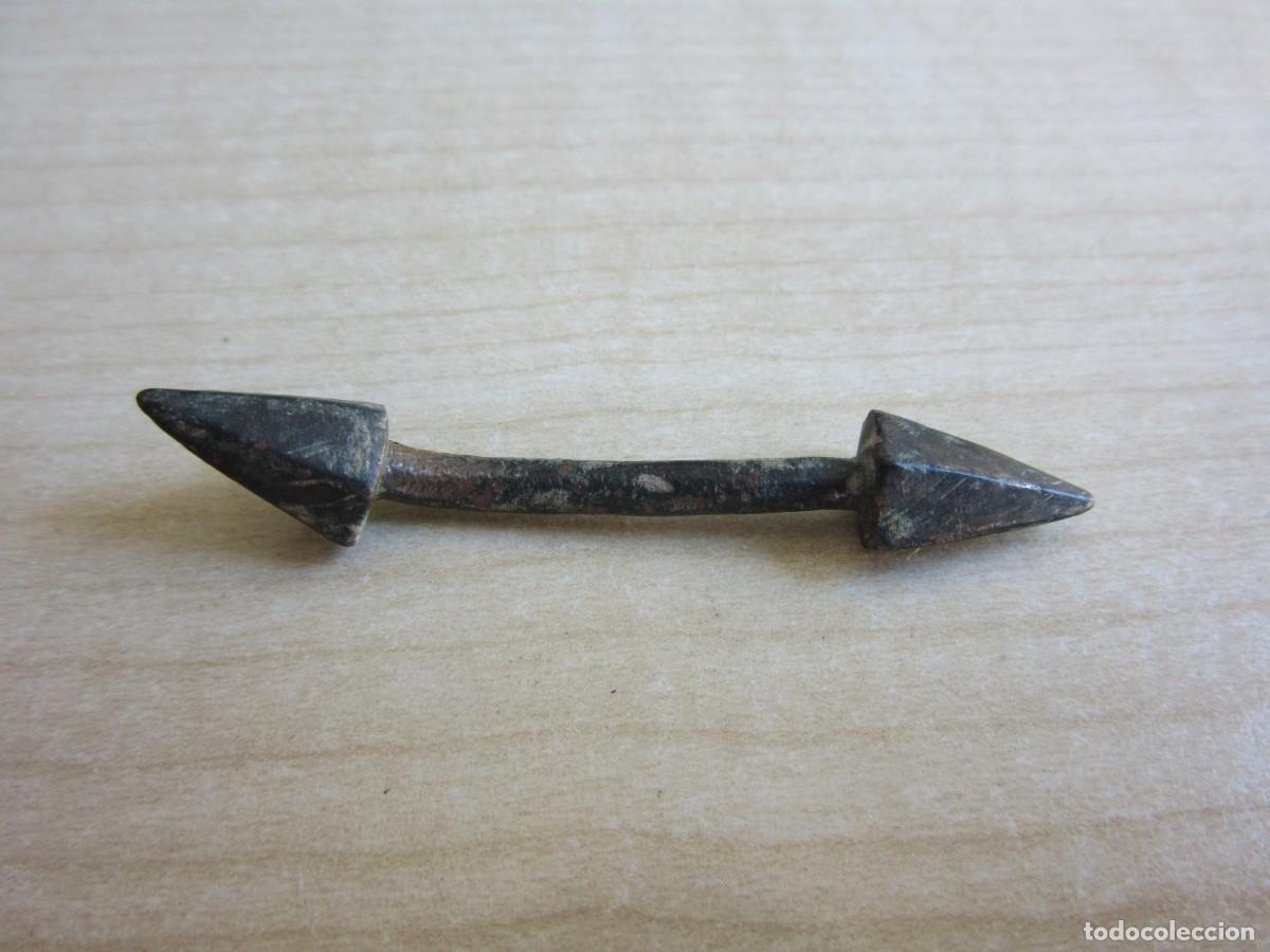 Antig&uuml;edades: Pasador de bronce &eacute;poca romana Longitud 5,5 cm