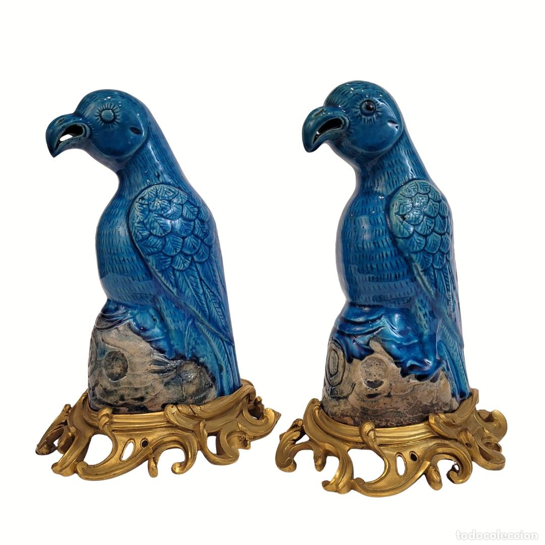 Antig&uuml;edades: Pareja de loros azules en porcelana, base ormol&uacute;, Dinast&iacute;a Qing, S.XVIII- PP XIX &ndash; China