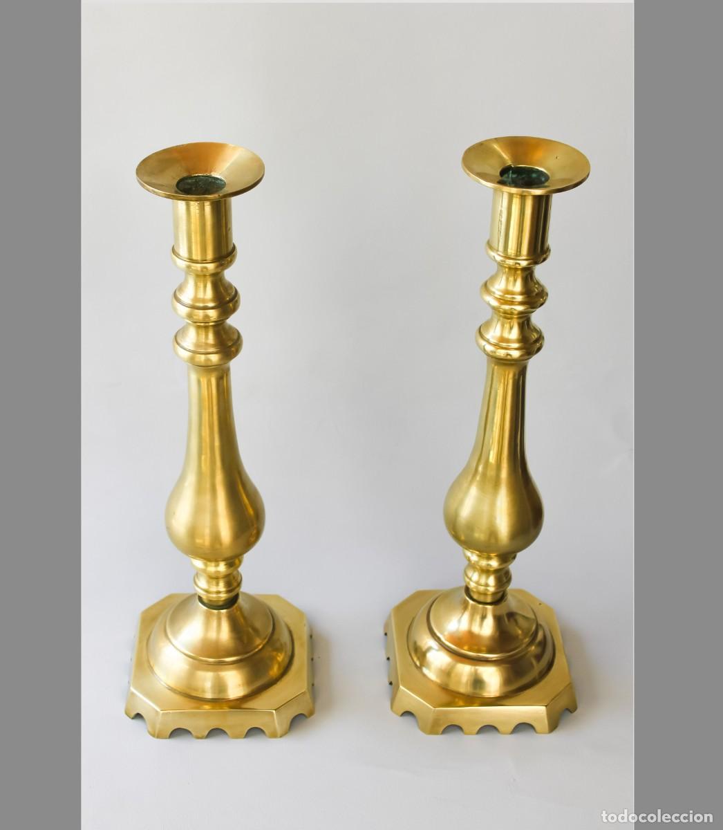 Antig&uuml;edades: Candelabros antiguos macizos de bronce de gran tama&ntilde;o. Portavelas antiguos de bronce. Pareja &uacute;nica.