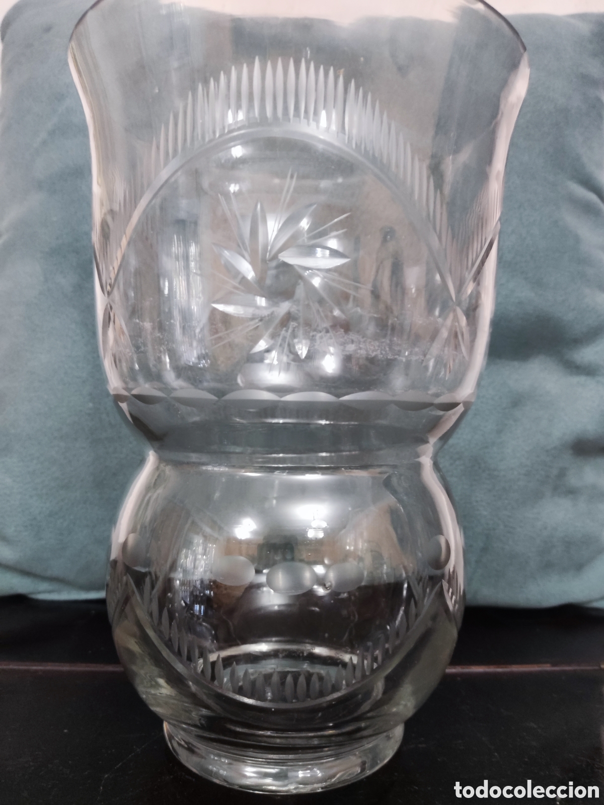 Antig&uuml;edades: Antiguo jarr&oacute;n / florero de cristal tallado a mano - Motivos geom&eacute;tricos y florales - 24x16 cm