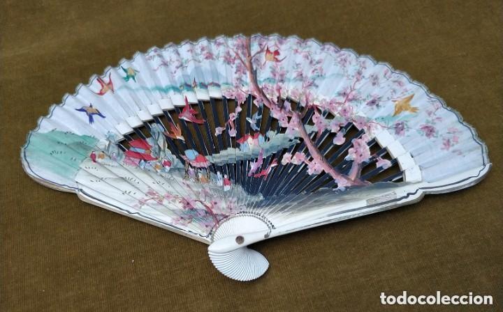 Antig&uuml;edades: Maravilloso abanico chino - oriental varillas caladas con paisaje, personajes, pajaros y templetes