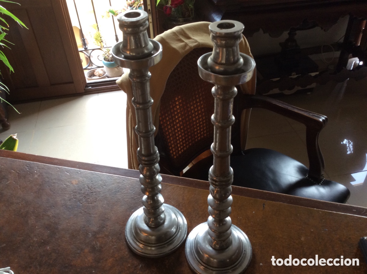 Antig&uuml;edades: Pareja de candeleros de aluminio - Foto 2