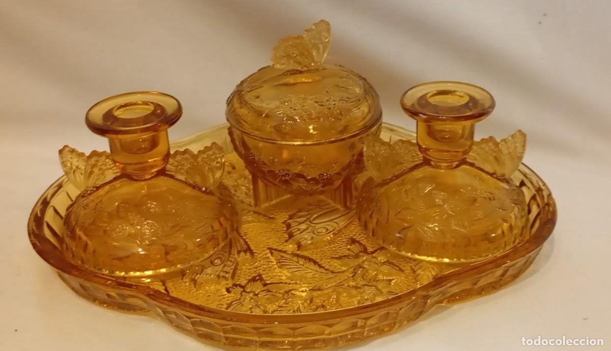 Antig&uuml;edades: Juego tocador &aacute;mbar vidrio prensado 5 piezas. Conjunto de tocador de vidrio prensado en color &aacute;mbar.