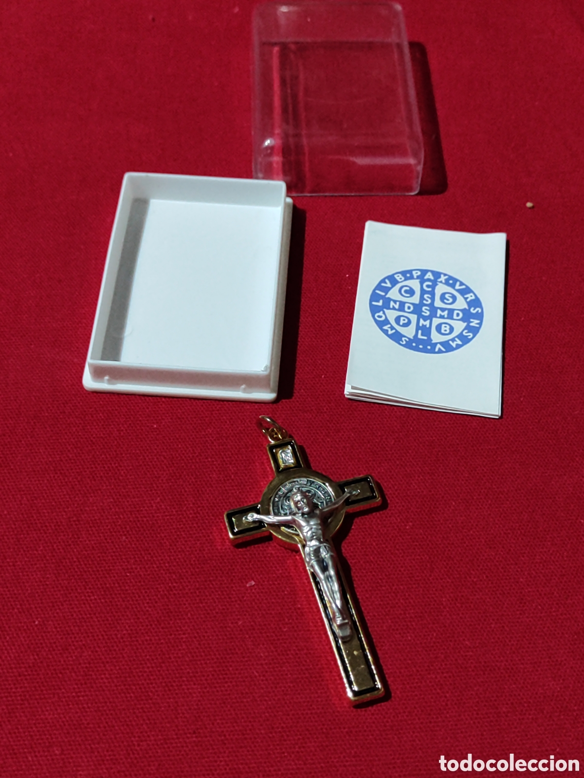 Antig&uuml;edades: Original medalla cruz de San Benito de metal plateado y dorado