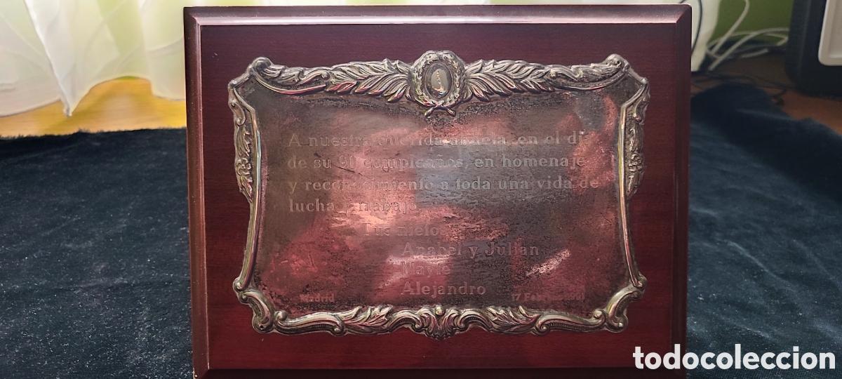 Antig&uuml;edades: Preciosa placa de plata dedicada con contrastes con una orla art&iacute;stica muy trabajada