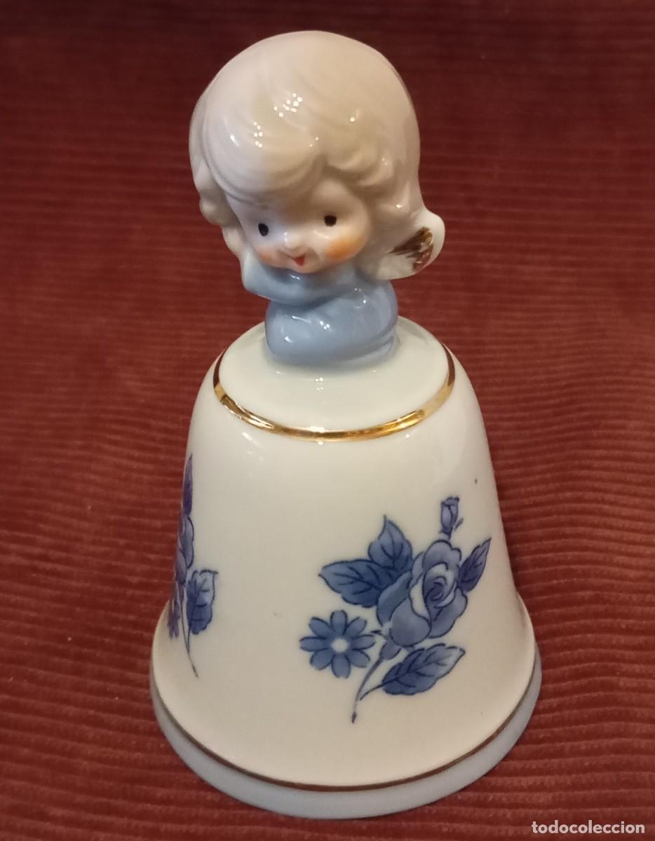 Antig&uuml;edades: Campanilla porcelana &aacute;ngel flores azules