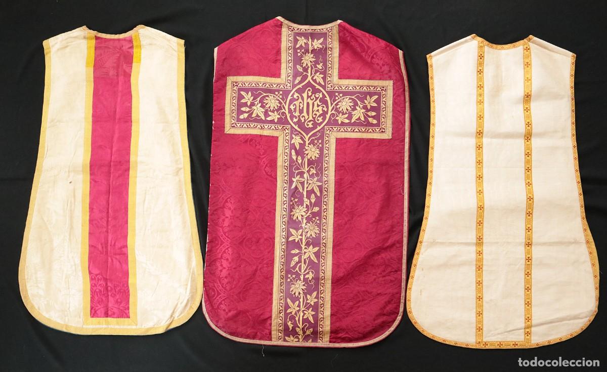 Antig&uuml;edades: Conjunto de tres casullas de seda de damasco y seda brocada (con faltas). Pps. S. XX.