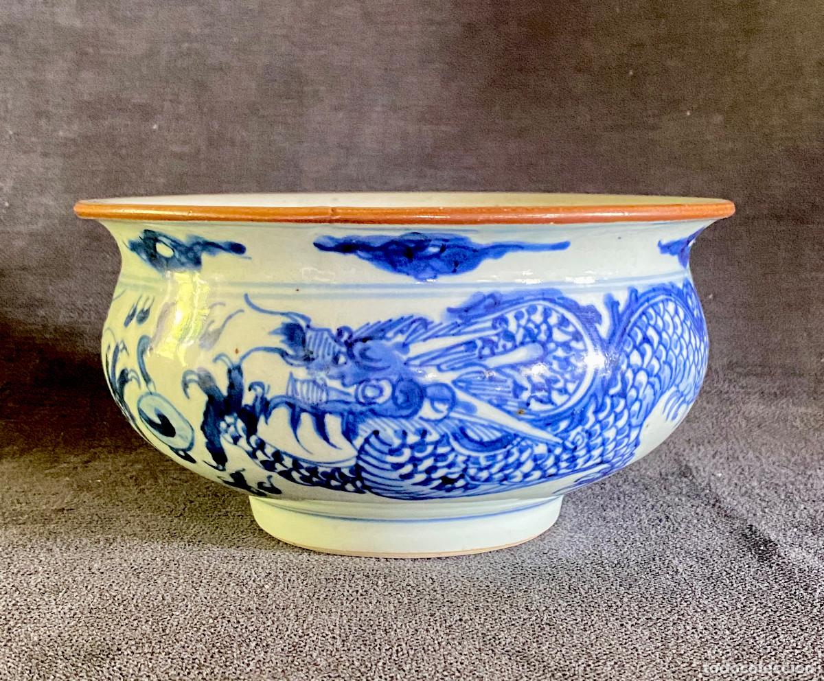 Antig&uuml;edades: Un incensario de porcelana azul y blanco Kangxi o Yongzheng c.1700-1735