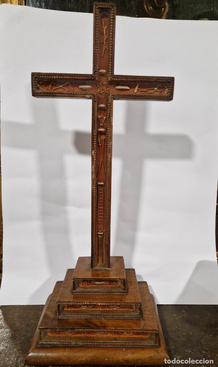 Antig&uuml;edades: Cruz relicario, siglo XVIII, m&uacute;ltiples reliquias. 60 cm.