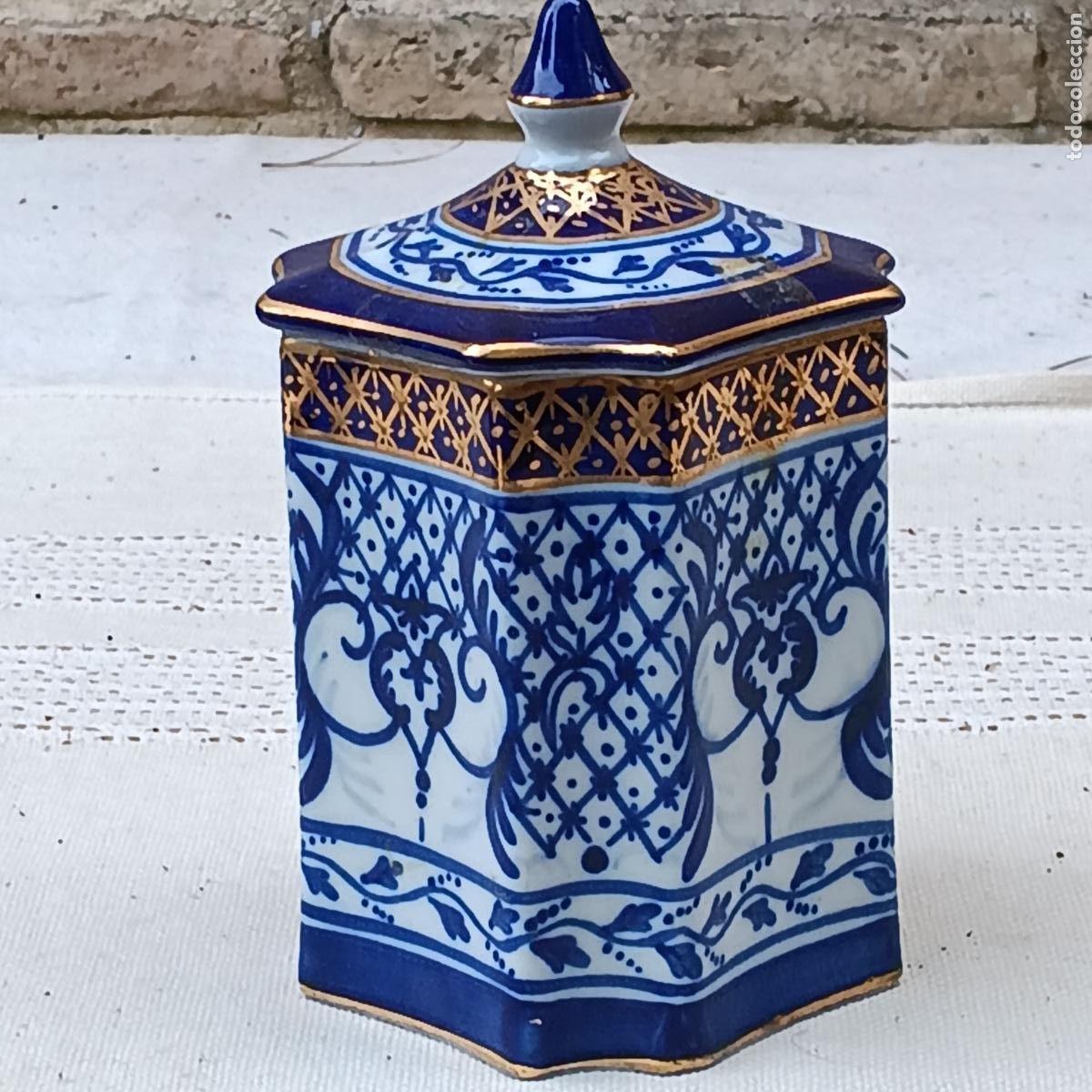 Antiquit&eacute;s: BOTE PARA TABACO CON TAPA EN PORCELANA FINA DECORADA.