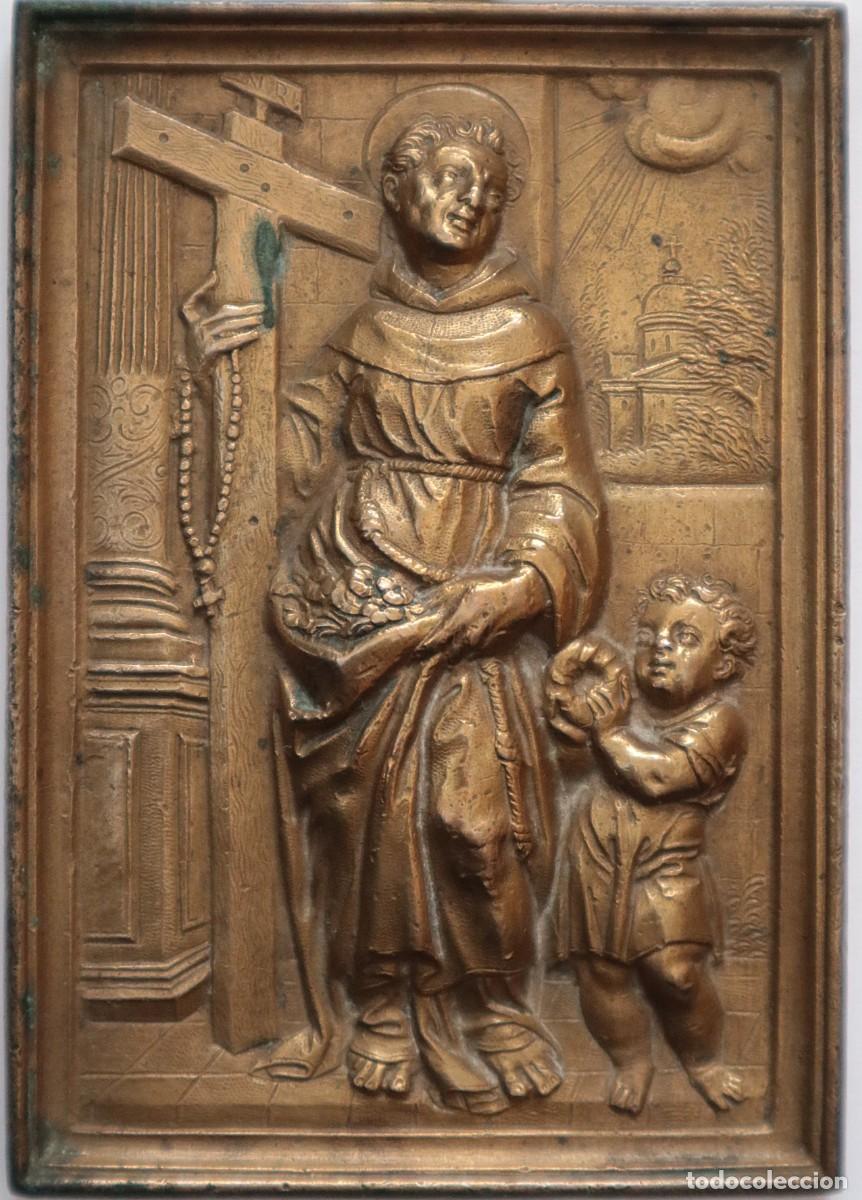 Antig&uuml;edades: San Diego de Alcal&aacute;. Placa devocional elaborada en bronce. Mide 10 x 7 cm. Siglo XIX.