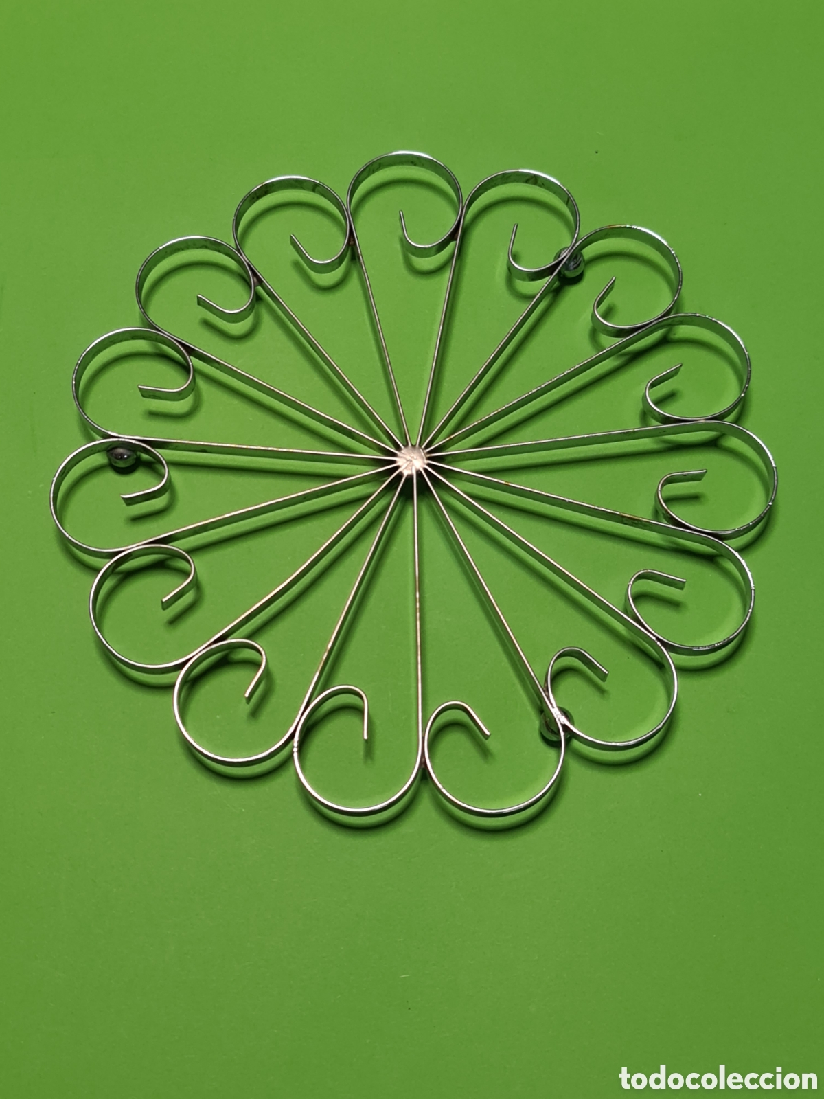 Antiquit&auml;ten: Salvamanteles de metal con forma de flor.