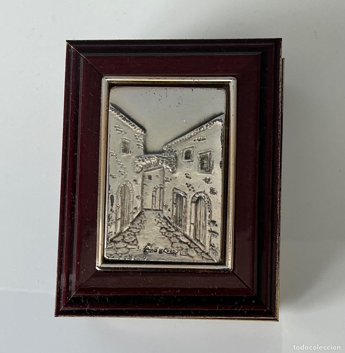 Antiquit&eacute;s: Cajita joyero italiana en madera lacada con placa en relieve de Plata de Ley 925. Marcaje 2,3 g