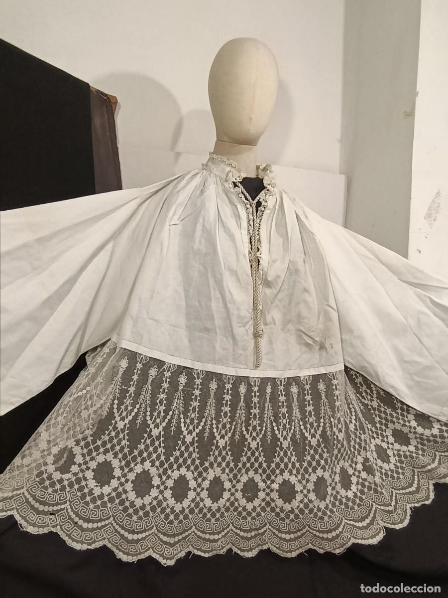 Antig&uuml;edades: ANTIGUO ROQUETE O SOBREPELLIZ CON BORDADOS EN CADENETA SOBRE TUL
