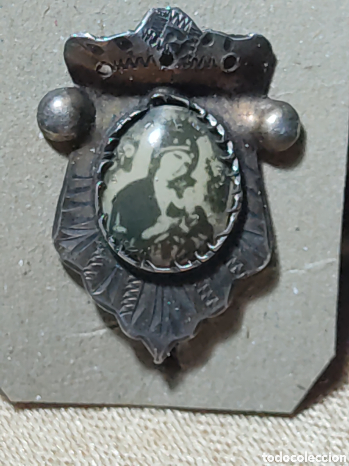 Antig&uuml;edades: Insignia o pin religioso de la virgen de plata y esmalte.