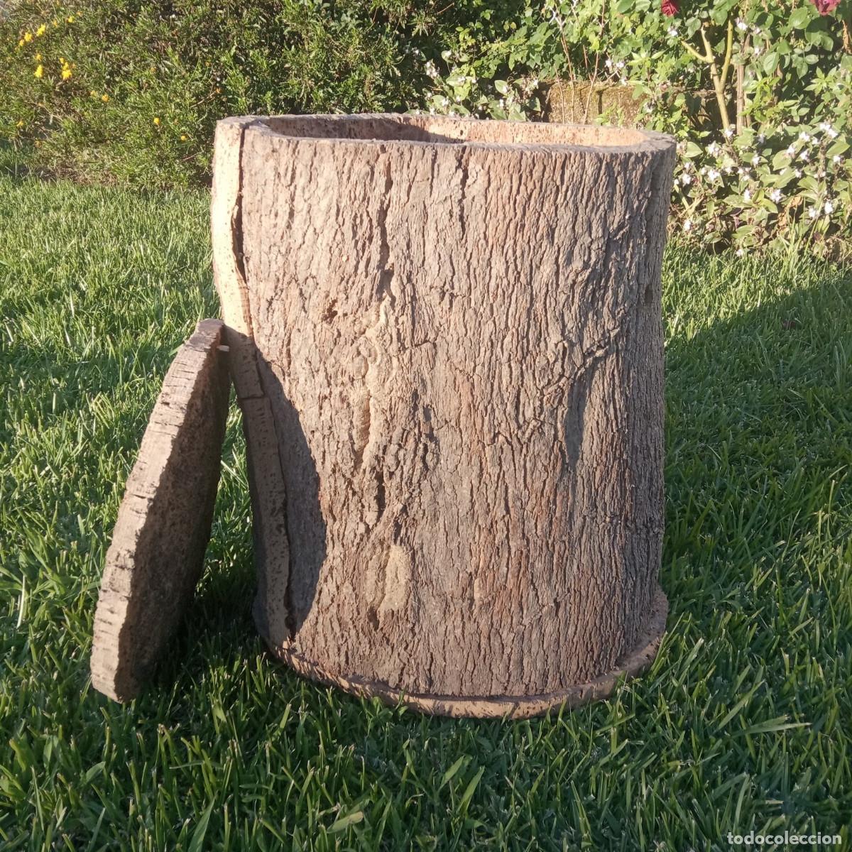 Antig&uuml;edades: Colmena antigua de corcho procedente de Galicia- 54 cm de alto y 40 cm de di&aacute;metro