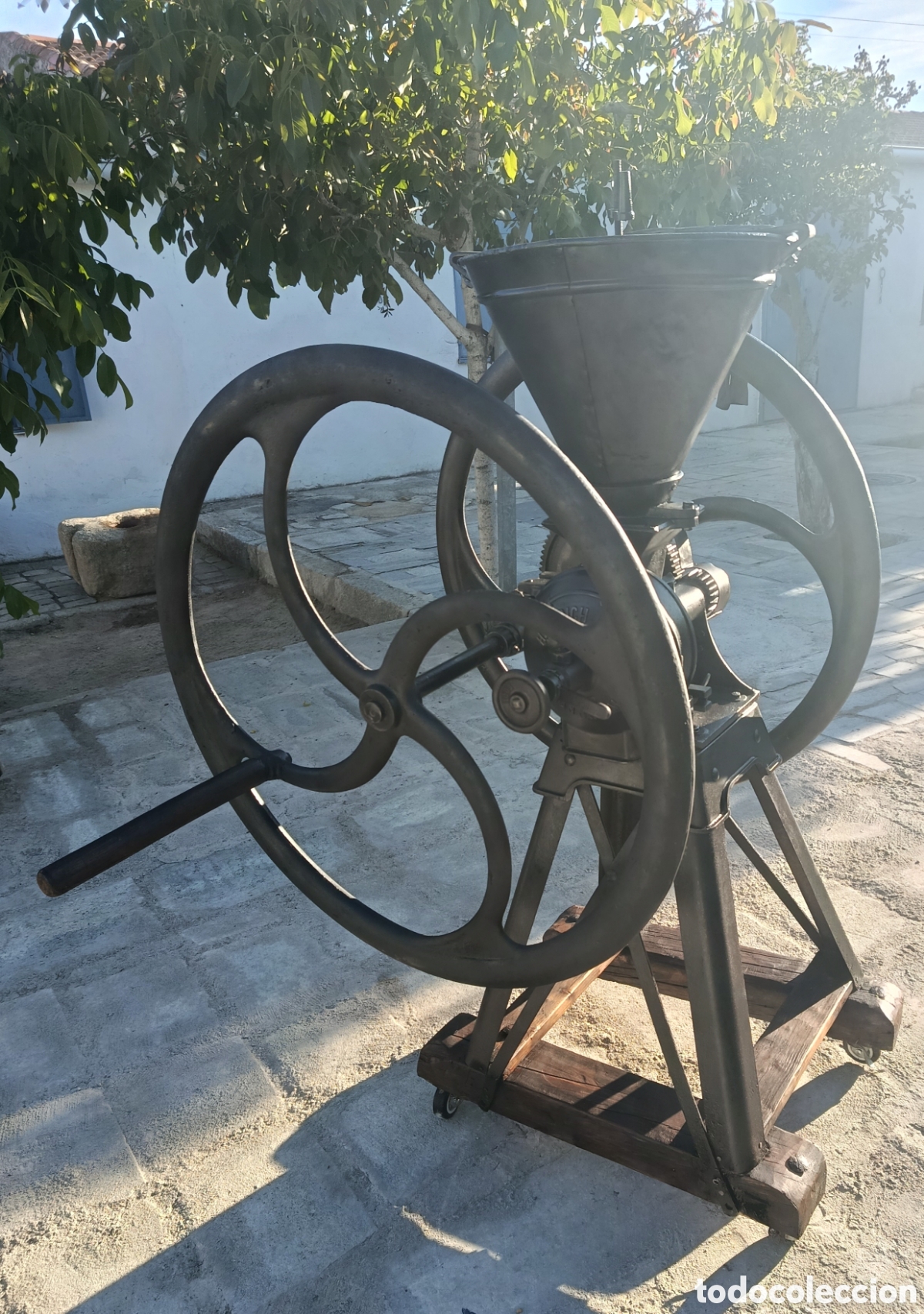 Antig&uuml;edades: Molino antig&uuml;o de hierro fundido