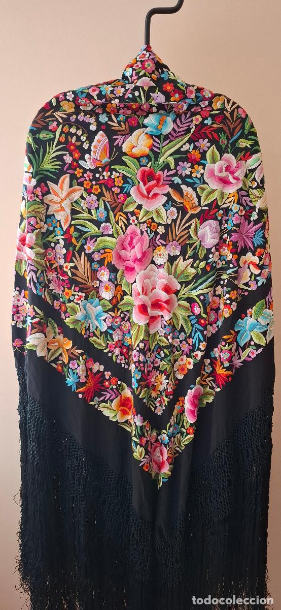 Antig&uuml;edades: Magn&iacute;fico mant&oacute;n de Manila antiguo de seda natural bordado a mano fondo color negro
