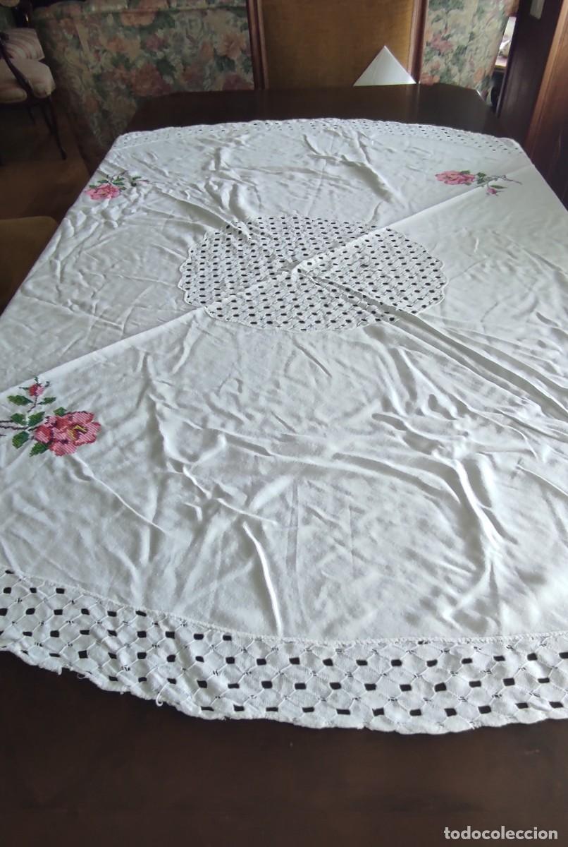 Antig&uuml;edades: ANTIGUO MANTEL REDONDO CON BORDADO DE ROSAS A PUNTO DE CRUZ Y CALADOS. MIDE 145 CM.