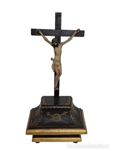 Antiquit&eacute;s: Antiguo Crucifijo de Sobremesa, Altar - Cristo Talla de Madera Policromada - S. XVIII - Bonita Peana